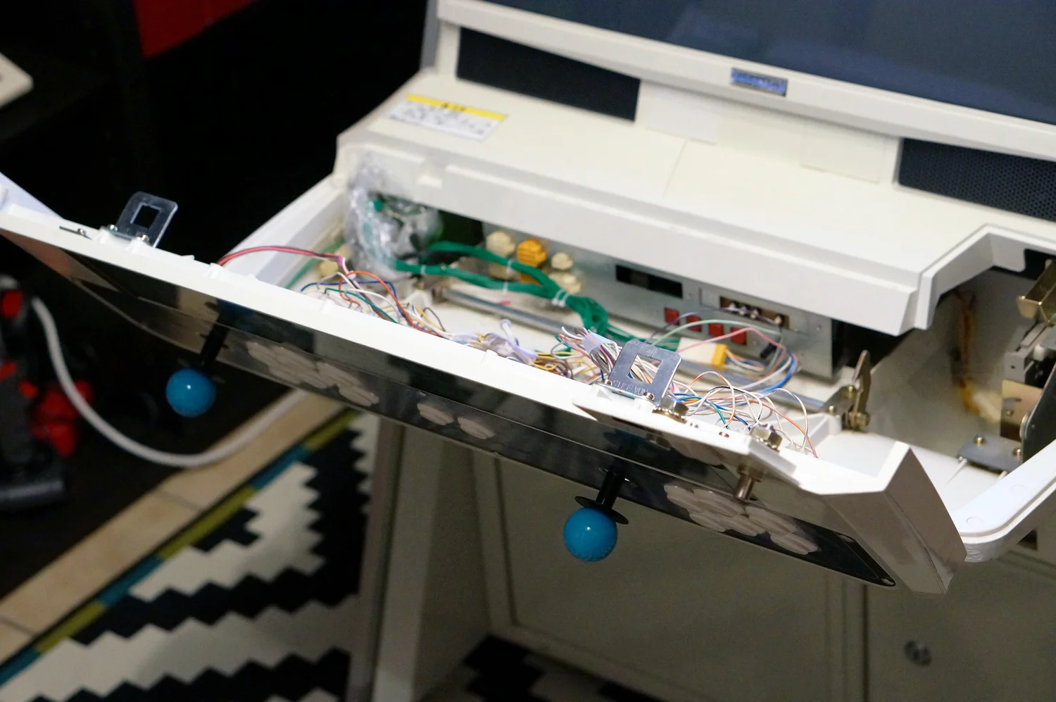 dustlayer.com-arcade-opened-front